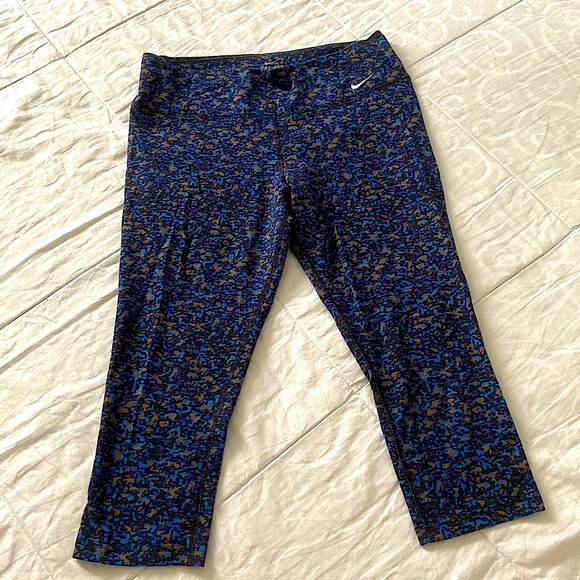 NIKE Women’s Dri-Fit Legging (Capri) - Picture 3 of 14